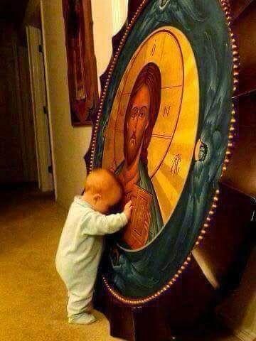 Enfant devant un Christ