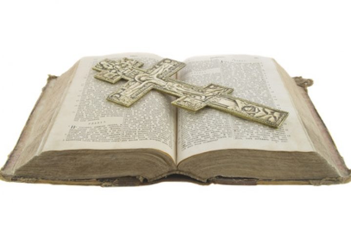 Bible et croix de bénédiction orthodoxe