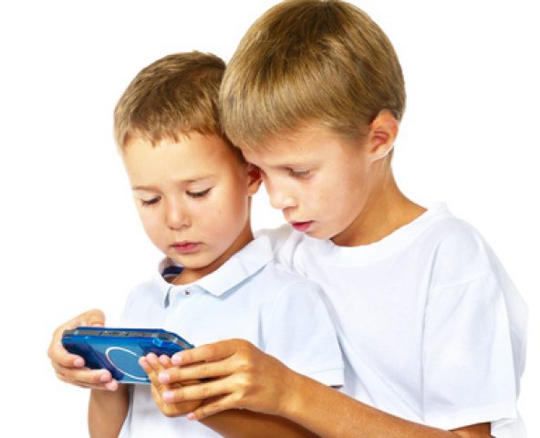 enfants devant une console de jeux
