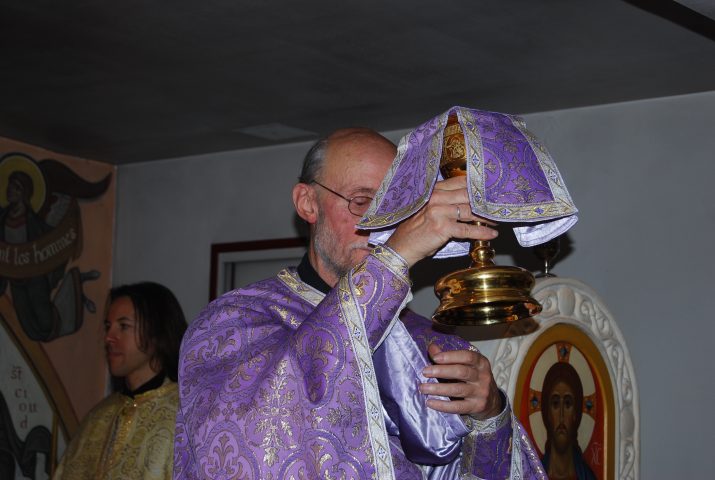 Prêtre présentant le calice Louveciennes
